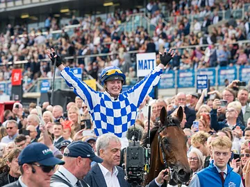 Saffie Osborne and Highwayman win the 2026 Betfred St Leger Stakes